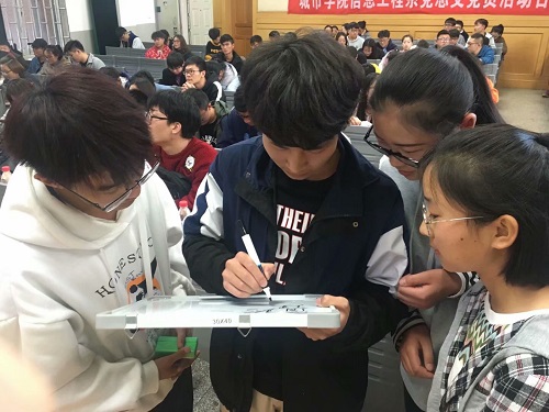 说明: C:\Users\Administrator\Desktop\学院概况-系部设置(信息工程系)\学院概况-系部设置(信息工程系)\4-师生风采\2-团委\3-校园文化建设\校园文化建设照片3.JPEG